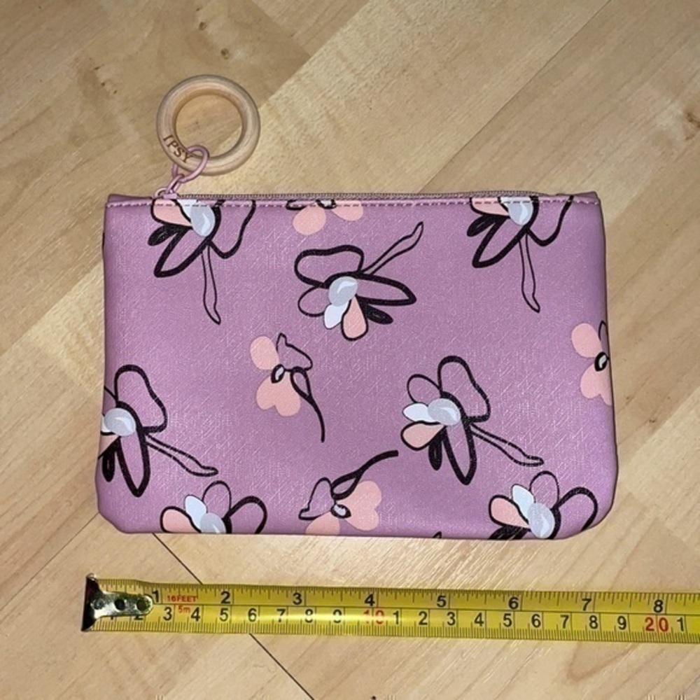 Ipsy floral 🌸print all over for bundles or not, but when bundle up 3+ save 30% - Picture 4 of 5